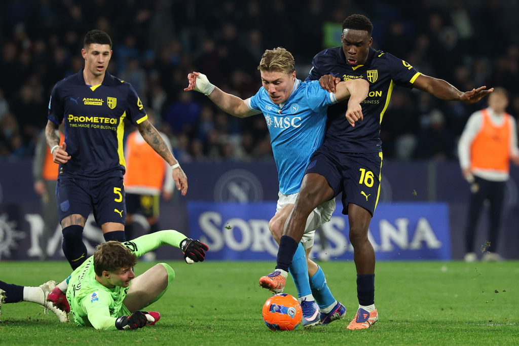 Napoli's Rasmus Hojlund, center, and Parma's Mandela Keita, right, in action during the Serie A soccer match between Napoli and Parma, in Naples, Italy, Wednesday, Jan. 14, 2026. (Alessandro Garofalo/LaPresse via AP)