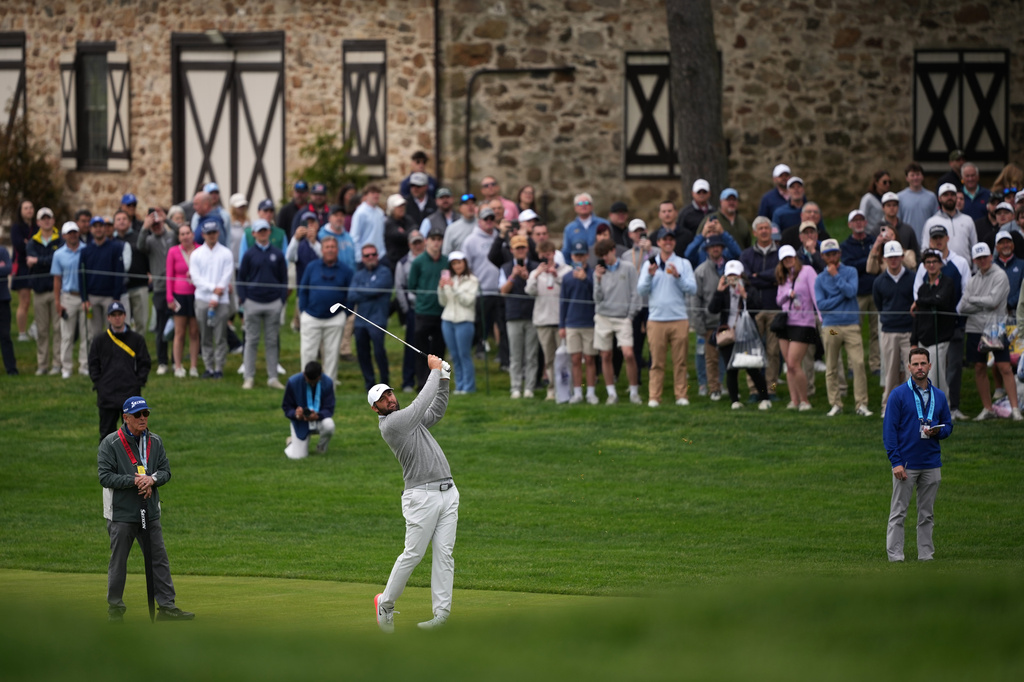 Scottie Scheffler practices on the 18th hole before the PGA Championship golf tournament at the Aronimink Golf Club Monday, May 11, 2026, in Newtown Square, Pa. (AP Photo/Matt Slocum)