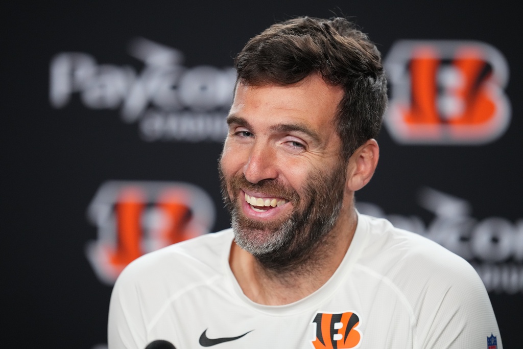 Cincinnati Bengals quarterback Joe Flacco talks with reporters following an NFL football game against the Pittsburgh Steelers in Cincinnati Thursday, Oct. 16, 2025. (AP Photo/Jeff Dean)