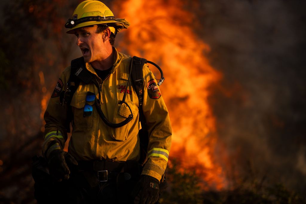 Fire crews battle the Sandy Fire, Monday, May 18, 2026, in Simi Valley, Calif. (AP Photo/Ethan Swope)
