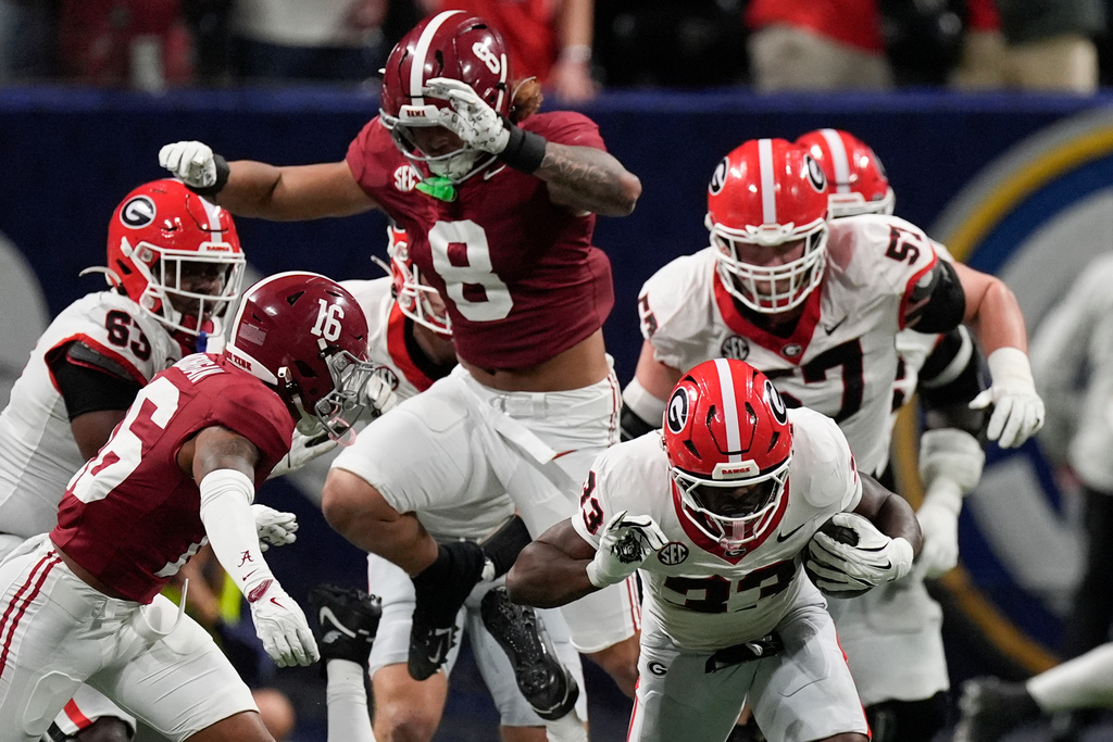 Georgia running back Chauncey Bowens (33) runs against Alabama during the second half of a Southeastern Conference championship NCAA college football game, Saturday, Dec. 6, 2025, in Atlanta. (AP Photo/Mike Stewart)