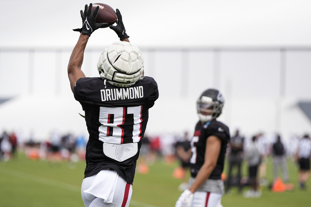 Atlanta Falcons wide receiver Dylan Drummond (81) works out during a joint NFL football practice between the Atlanta Falcons and the Tennessee Titans, Wednesday, Aug. 13, 2025, in Flowery Branch, Ga. (AP Photo/Mike Stewart)
