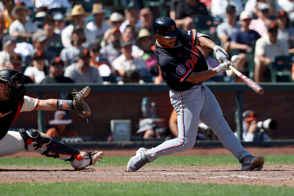 Detroit Tigers' Hao-Yu Lee, right, hits an RBI single in front of San Francisco Giants catcher Drew Cavanaugh, left, during the 10th inning of a baseball game in San Francisco, Sunday, Aug. 9, 2026. (AP Photo/Jed Jacobsohn)