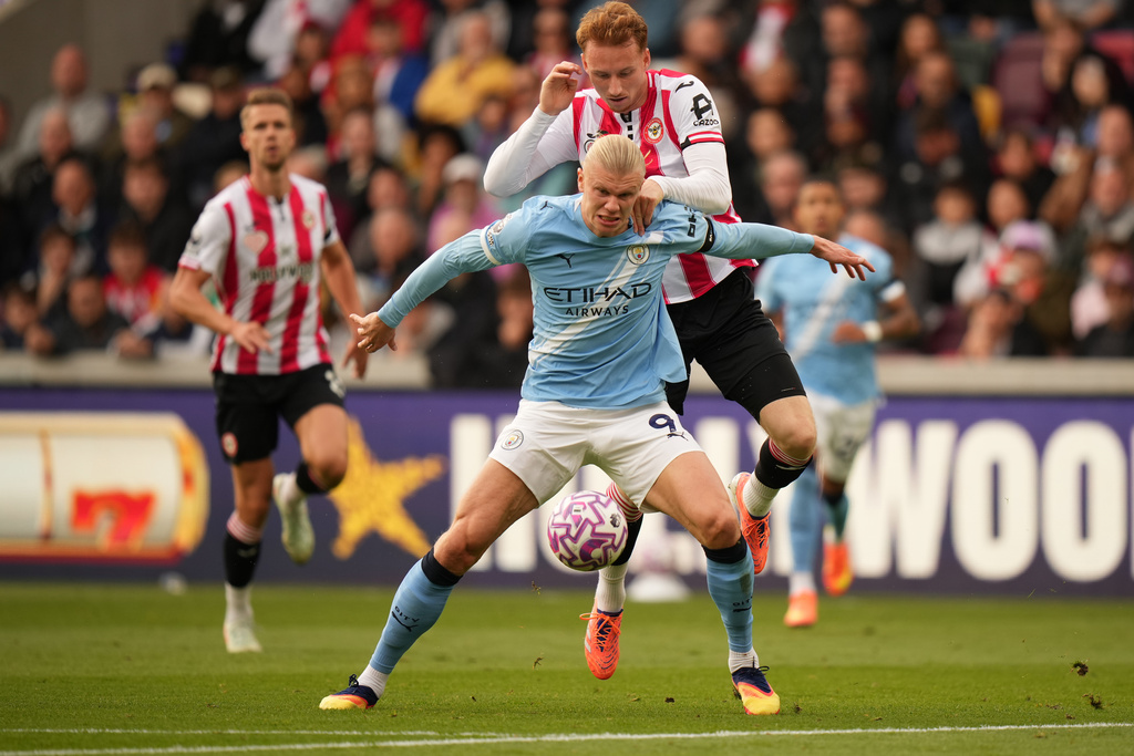 Manchester City's Erling Haaland in action to scores during the English Premier League soccer match between Brentford and Manchester City in London Sunday, Oct. 5, 2025. (AP Photo/Alastair Grant)