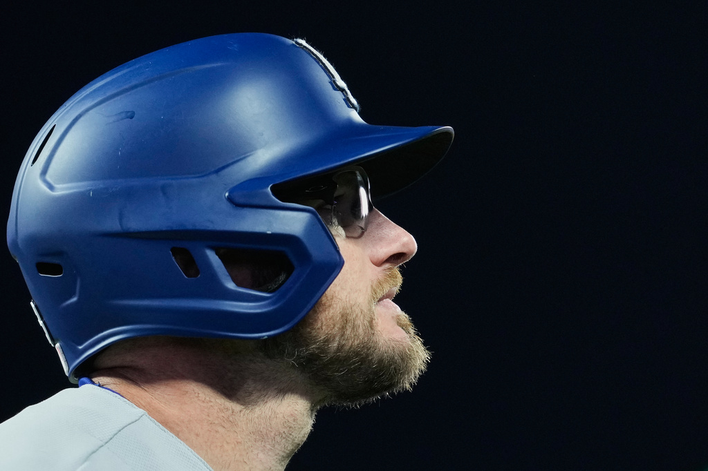 Los Angeles Dodgers' Max Muncy walks to the dugout after striking out during the sixth inning of a baseball game against the San Francisco Giants, Tuesday, April 21, 2026, in San Francisco. (AP Photo/Godofredo A. Vásquez)