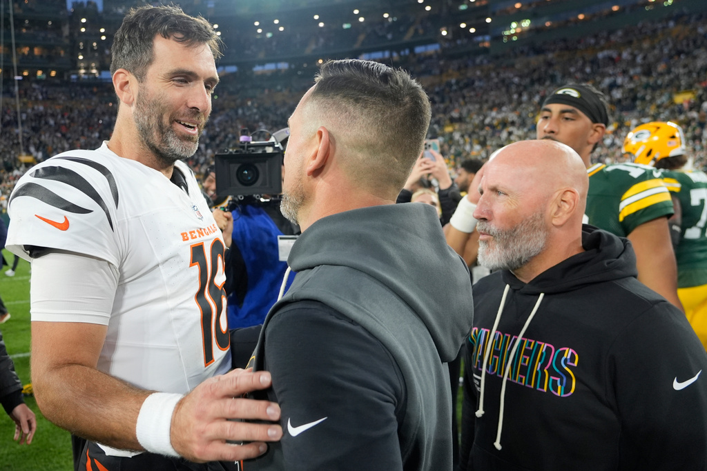 Cincinnati Bengals' Joe Flacco speaks with Green Bay Packers head coach Matt Lafleur after an NFL football game, Sunday, Oct. 12, 2025, in Green Bay, Wis. (AP Photo/Morry Gash)