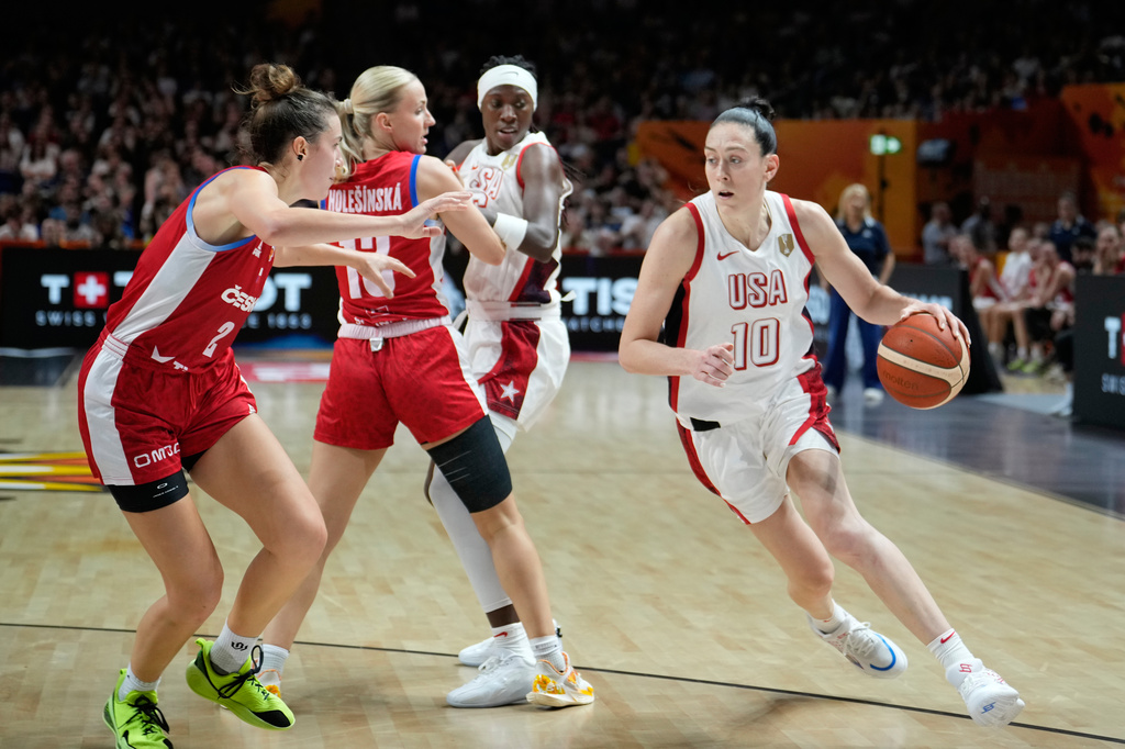 Czechia's Julie Pospisilova guards Breanna Stewart, of the United States, during the Women's Basketball World Cup match between the United States and Czechia in Berlin, Monday, Sept. 7, 2026. (AP Photo/Ebrahim Noroozi)