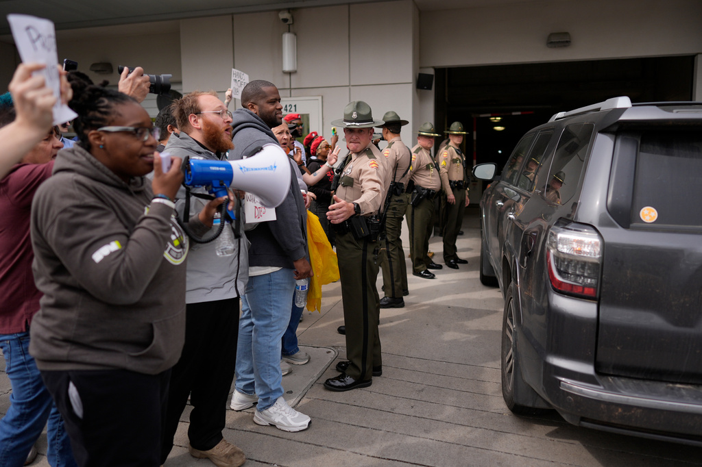 People protest against a special session of the state legislature to redraw U.S. Congressional voting maps Tuesday, May 5, 2026, in Nashville, Tenn. (AP Photo/George Walker IV)