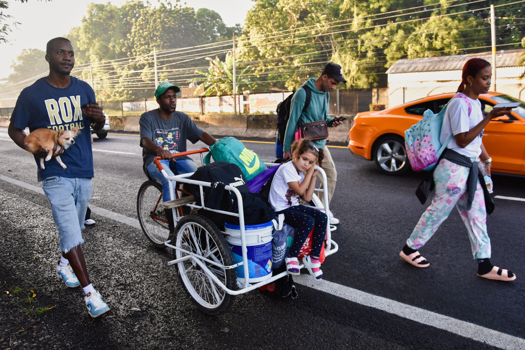 Migrants unable to formalize their legal status or receive asylum in Mexico leave Tapachula, Chiapas state, Wednesday, Oct. 1, 2025. (AP Photo/Edgar H. Clemente)