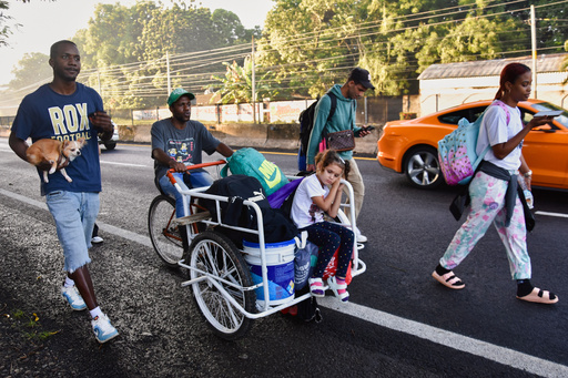 Migrants unable to formalize their legal status or receive asylum in Mexico leave Tapachula, Chiapas state, Wednesday, Oct. 1, 2025. (AP Photo/Edgar H. Clemente) Migrants unable to formalize their legal status or receive asylum in Mexico leave Tapachula, Chiapas state, Wednesday, Oct. 1, 2025. (AP Photo/Edgar H. Clemente)