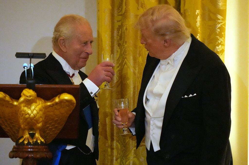 Britain's King Charles III toasts with President Donald Trump during a State Dinner with first lady Melania Trump and Queen Camilla in the East Room of the White House State Dinner Tuesday, April 28, 2026, in Washington. (AP Photo/Alex Brandon)