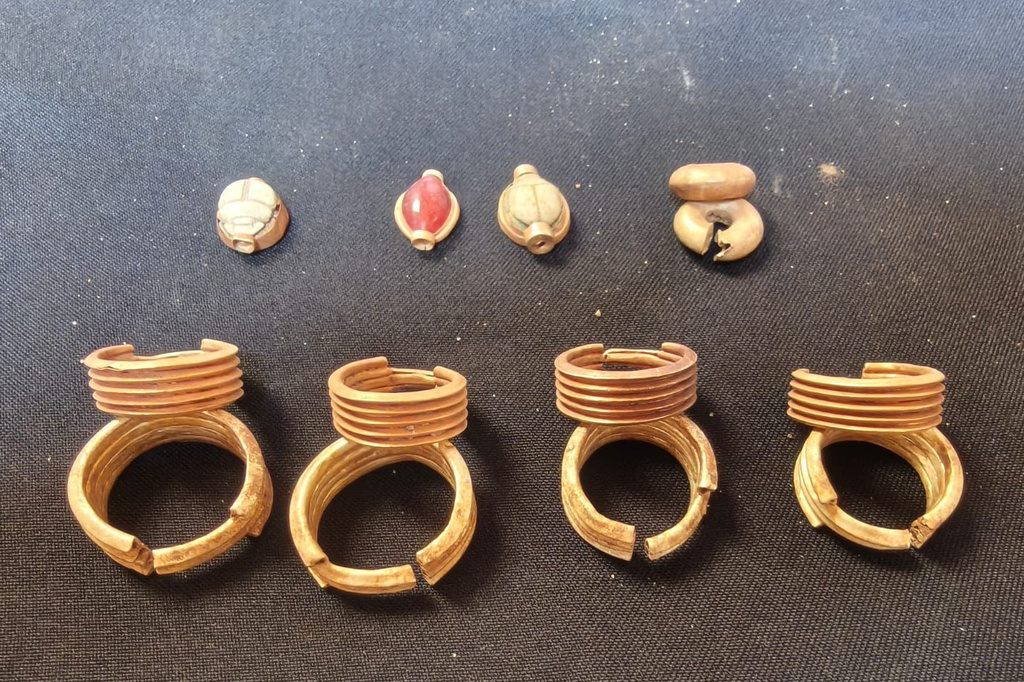 In this photo provided by Ministry of Tourism and Antiquities, recently unearthed ancient artifacts are displayed on May 31, 2026, in Ehnasiya district in Beni Suef, 130 kilometers (80 miles) south of Cairo, Egypt. (Ministry of Tourism and Antiquities via AP)