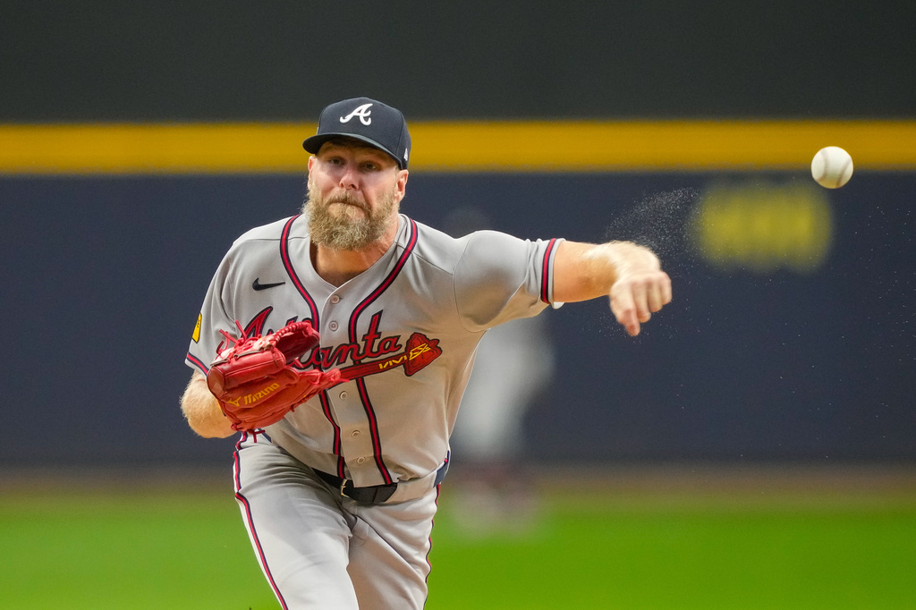 Atlanta Braves pitcher Chris Sale throws during the third inning of a baseball game against the Milwaukee Brewers, Friday, Aug. 21, 2026, in Milwaukee. (AP Photo/Kayla Wolf)