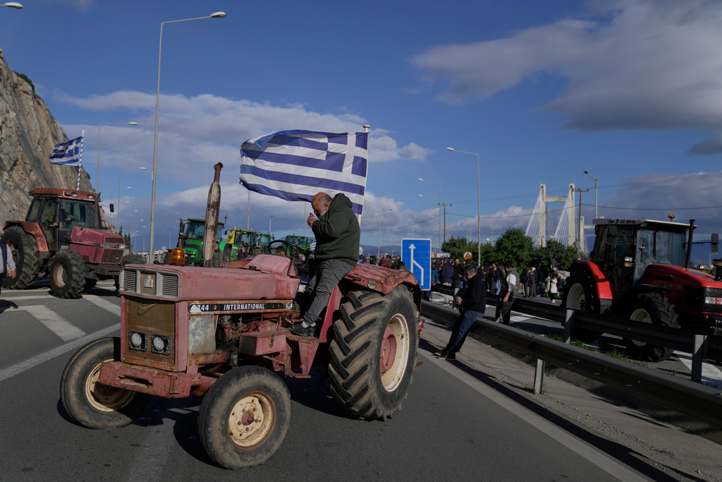 Farmers block the Chalkida Bridge with tractors during a protest over delays in European Union–backed agricultural subsidy payments, on Evia island, Greece, Thursday, Jan. 8, 2026. (AP Photo/Thanassis Stavrakis)