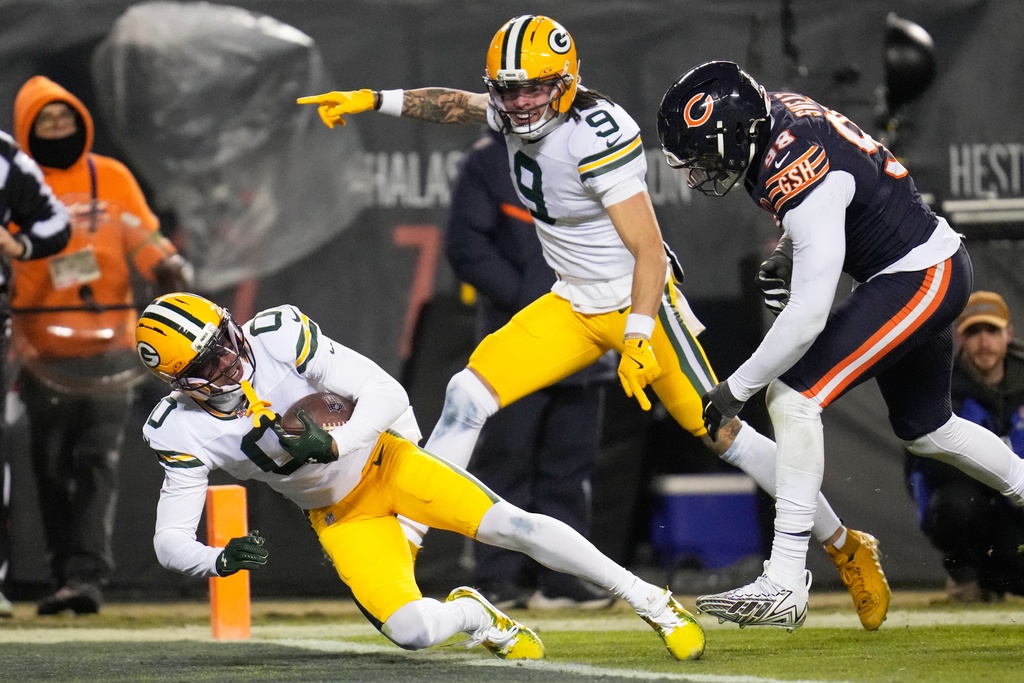 Green Bay Packers' Matthew Golden gets past Chicago Bears' Montez Sweat for a touchdown during the second half of an NFL wild-card playoff football game Saturday, Jan. 10, 2026, in Chicago. (AP Photo/Erin Hooley)
