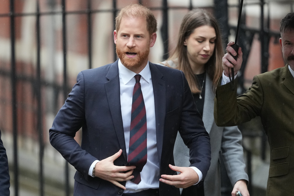 Britain's Prince Harry arrives at London's High Court to lead a group, including Elton John and Elizabeth Hurley, accusing the Daily Mail's publisher of privacy invasion through unlawful tactics in a trial that is part of a wider phone hacking scandal in London, Wednesday, Jan. 21, 2026. (AP Photo/Kirsty Wigglesworth)