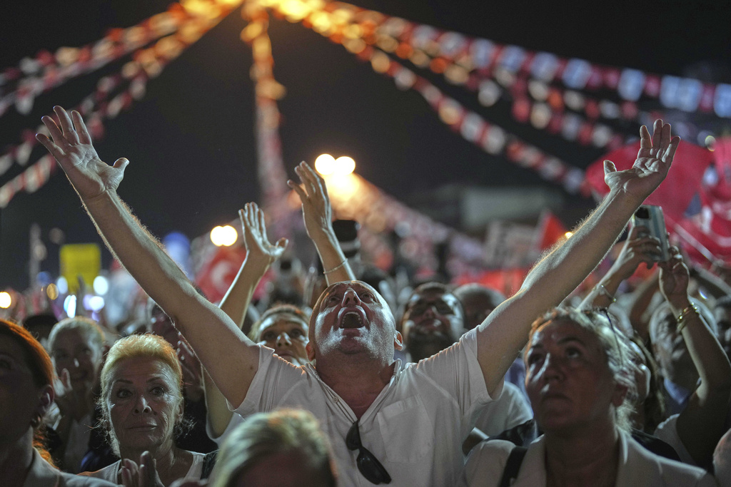 Supporters of Turkey's main opposition Republican People's Party or (CHP) listen to a speech by party leader Ozgur Ozel during a rally in Istanbul, Wednesday, Sept. 10, 2025. (AP Photo/Francisco Seco)