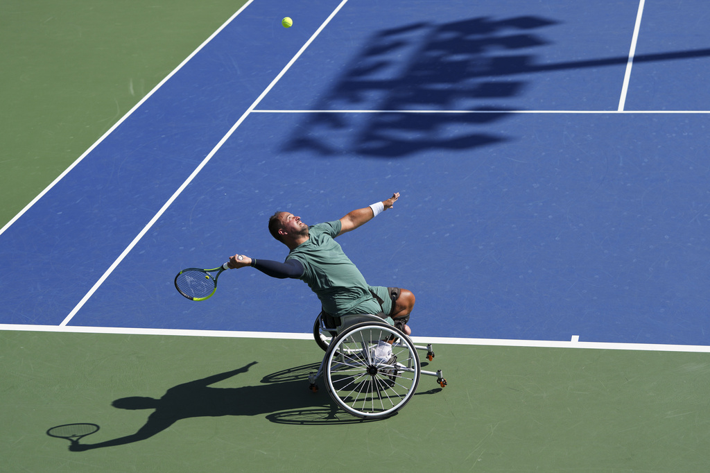 Tom Egberink, of the Netherlands, serves to Takuya Miki, of Japan, during the first round of the wheelchair men's singles of the U.S. Open tennis championships, Wednesday, Sept. 3, 2025, in New York. (AP Photo/Kirsty Wigglesworth)