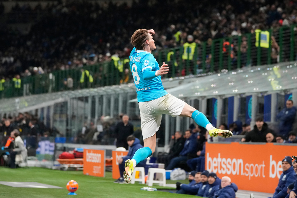 Napoli's Scott McTominay celebrates after scoring his side's first goal during the Serie A soccer match between Inter Milan and Napoli in Milan, Italy, Sunday, Jan. 11, 2026. (AP Photo/Luca Bruno)