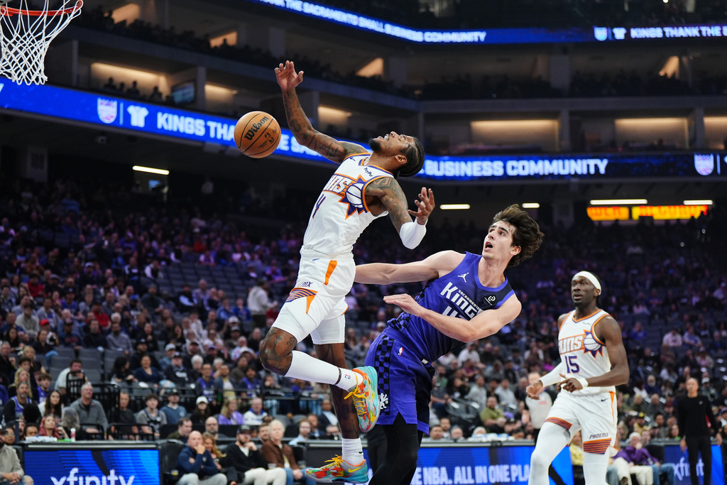 Phoenix Suns guard Jalen Green (4) loses the ball while going to the basket against Sacramento Kings center Maxime Raynaud (42) during the first half of an NBA basketball game Tuesday, March 3, 2026, in Sacramento, Calif. (AP Photo/Alan Greth)