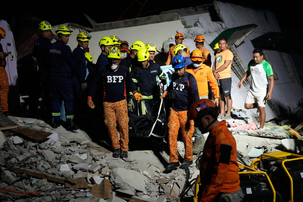 Rescuers bring down a body they recovered from the ruins of a collapsed building, Wednesday, Oct. 1, 2025 after a strong earthquake struck Bogo city, Cebu Province, Central Philippines. (AP Photo/Aaron Favila)