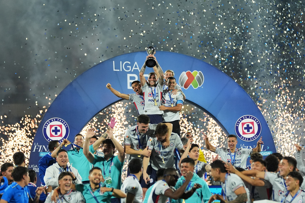 Jugadores de Cruz Azul celebran con el trofeo de campeón después de ganar la Final de la Liga MX al superar a Pumas, el domingo 24 de mayo de 2026, en Ciudad de México. (AP Foto/Eduardo Verdugo)