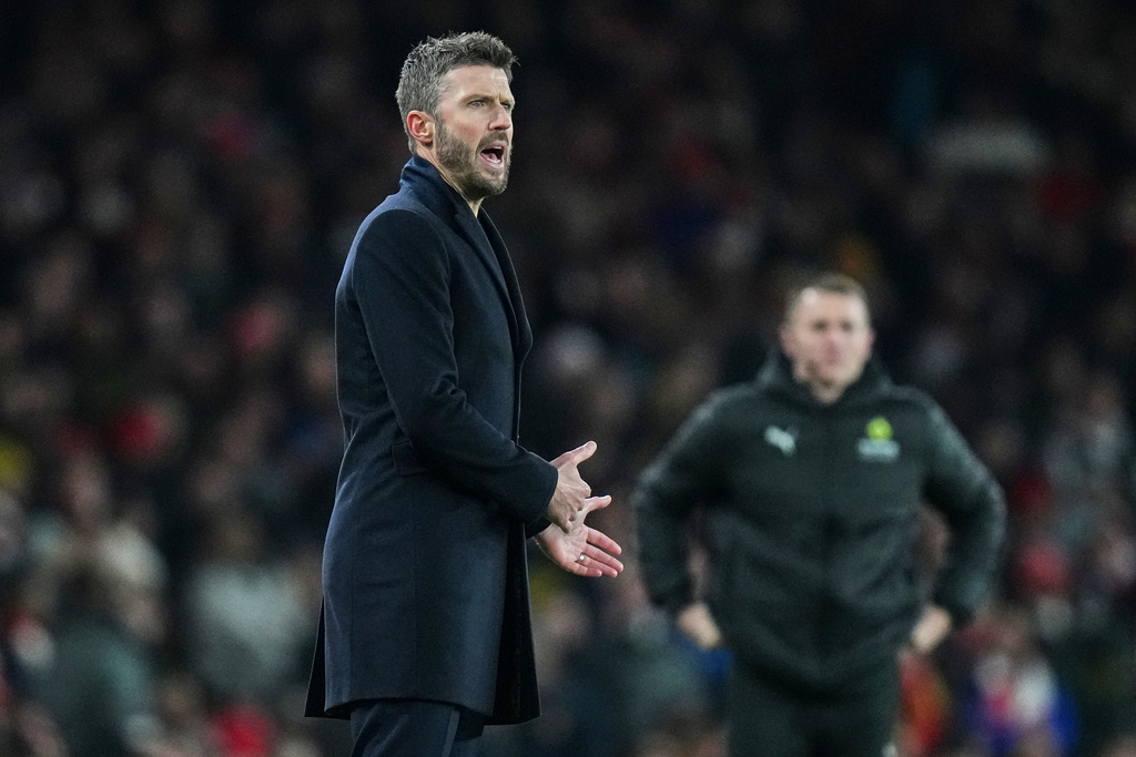 Manchester United's head coach Michael Carrick gestures as he stands on the touchline during the English Premier League soccer match between Arsenal and Manchester United in London, Sunday, Jan. 25, 2026. (AP Photo/Kirsty Wigglesworth)