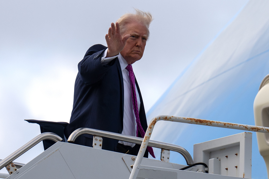 President Donald Trump waves as he boards Air Force One, Sunday, March 29, 2026, at Palm Beach International Airport in West Palm Beach, Fla. (AP Photo/Mark Schiefelbein)