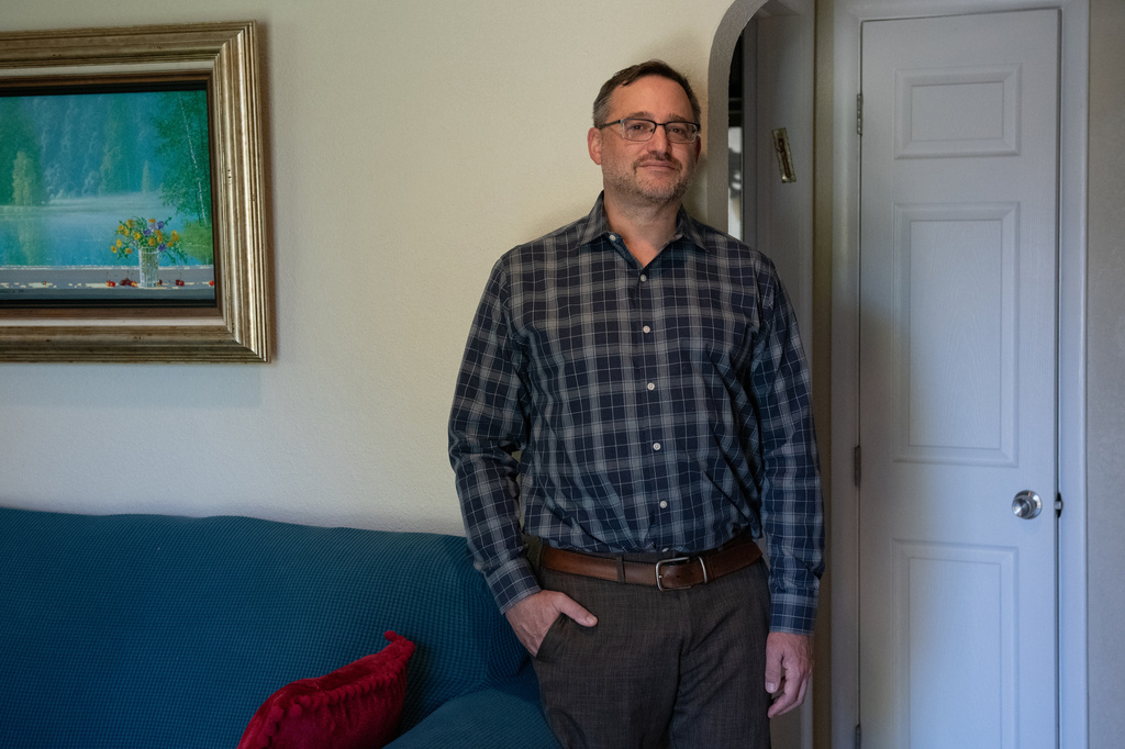 Josh Hirsch poses for a portrait at his home on Oct. 20, 2025, in Denver. (AP Photo/Rachel Woolf)