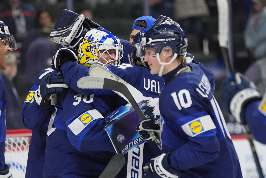 Finland goalie Petteri Rimpinen (30), left, celebrates with teammates after an overtime win against the United States of an IIHF World Junior Hockey Championship quarterfinals game, Friday, Jan. 2, 2026, in St. Paul, Minn. (AP Photo/Abbie Parr)