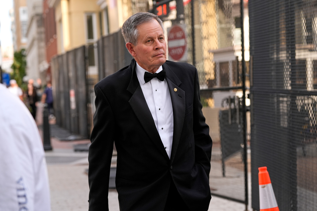 Sen. Steve Daines, D-Mont., walks to the White House to attend a state dinner hosted for China's President Xi Jinping, Thursday, Sept. 24, 2026, in Washington. (AP Photo/Carolyn Kaster)