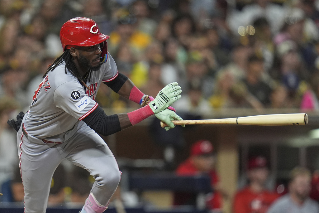Cincinnati Reds' Elly De La Cruz watches his RBI single during the eighth inning of a baseball game against the San Diego Padres Wednesday, Sept. 10, 2025, in San Diego. (AP Photo/Gregory Bull)