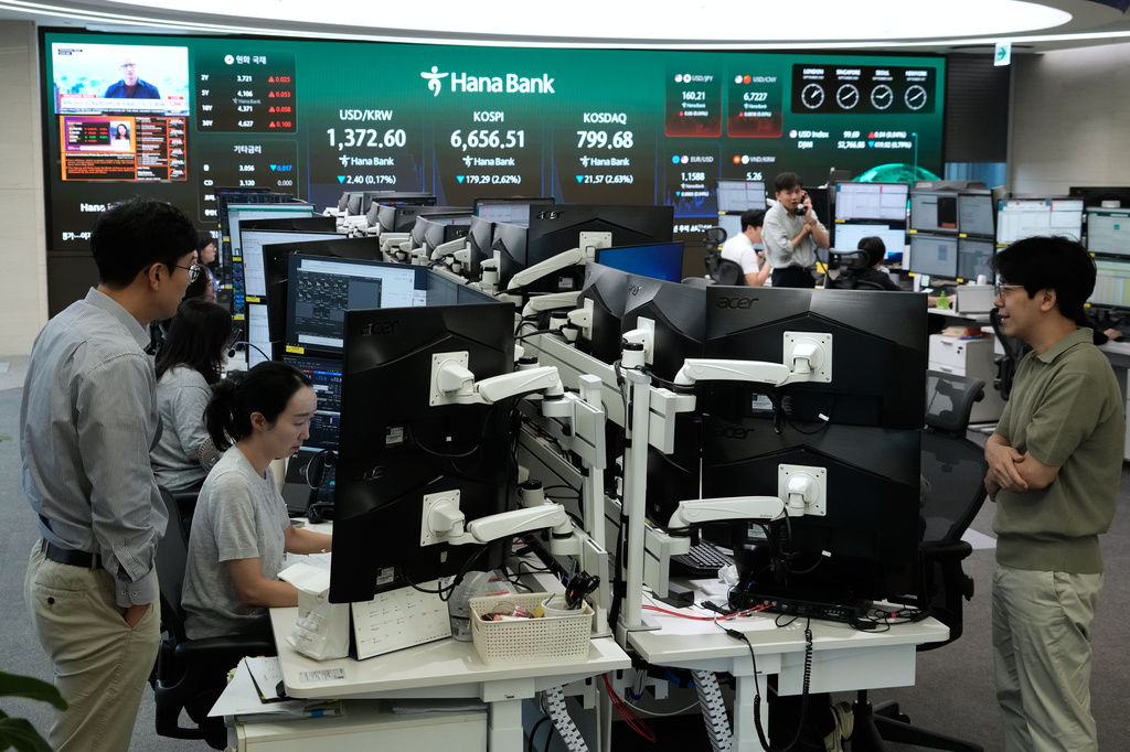 Currency traders work at the foreign exchange dealing room of the Hana Bank headquarters in Seoul, South Korea, Wednesday, Sept. 2, 2026. (AP Photo/Ahn Young-joon)