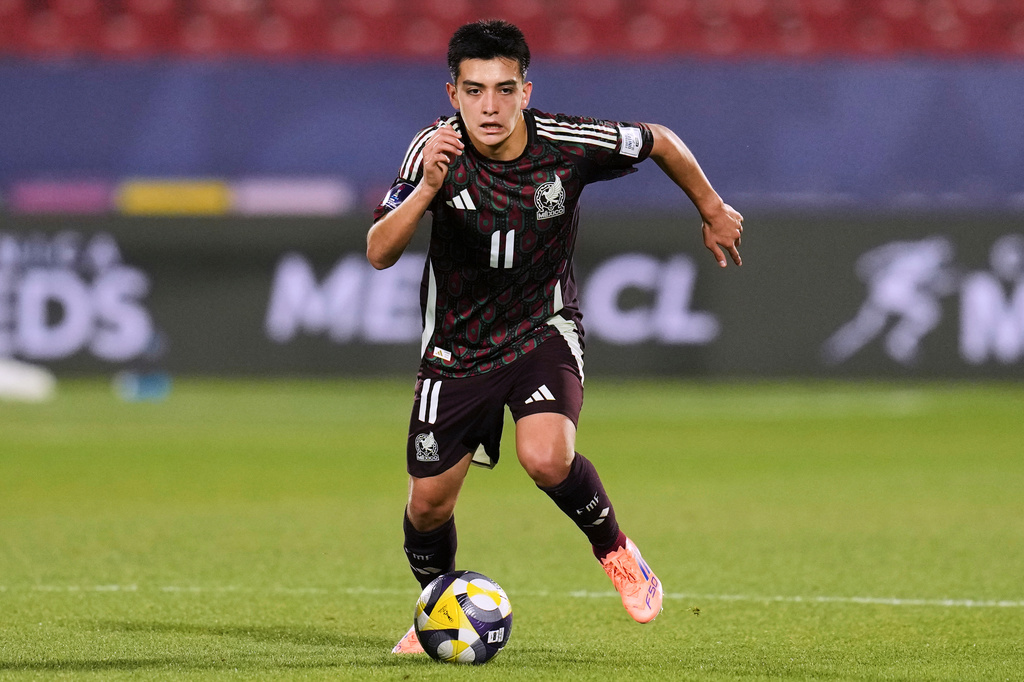 FILE - Mexico's Gilberto Mora controls the ball during a FIFA U-20 World Cup quater-final soccer match against Argentina at National Stadium in Santiago, Chile, Saturday, Oct. 11, 2025. (AP Photo/Esteban Felix, File)