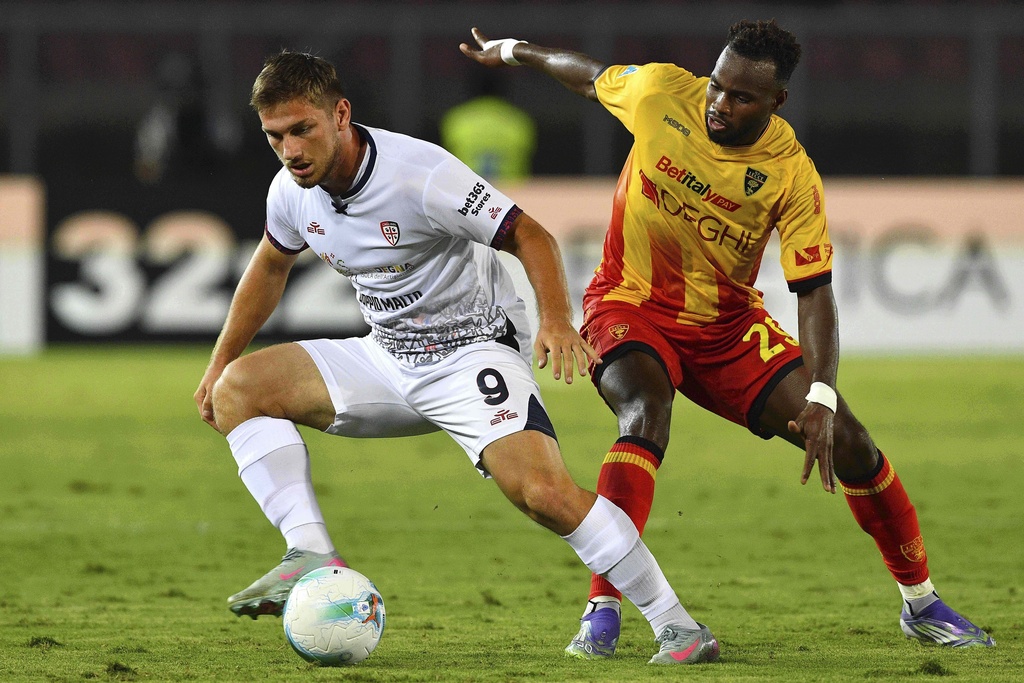 Lecce's midfielder Lassana Coulibaly, right, and Cagliari's center forward Semih Kılıçsoy battle for the ball during a Serie A soccer match between US Lecce and Cagliari Calcio at the Via del Mare Stadium in Lecce, Italy, Friday, Sept. 19, 2025. (Giovanni Evangelista/LaPresse via AP)