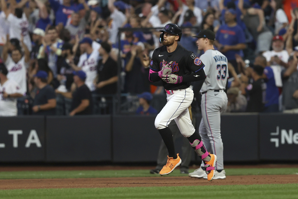 New York Mets' Brandon Nimmo, left, runs the bases after hitting a three-run home run which also scored Pete Alonso and Mark Vientos during the first inning of a baseball game against the Miami Marlins, Friday, Aug. 29, 2025, in New York. (AP Photo/Pamela Smith)