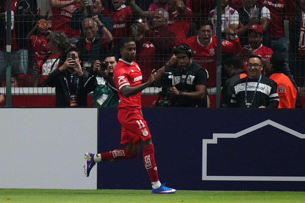 Helinho of Mexico's Toluca celebrates scoring his side's opening goal from the penalty spot against of the United States' Los Angeles FC during a CONCACAF Champions Cup second leg semifinal soccer match in Toluca, Mexico, Wednesday, May 6, 2026. (AP Photo/Fernando Llano)