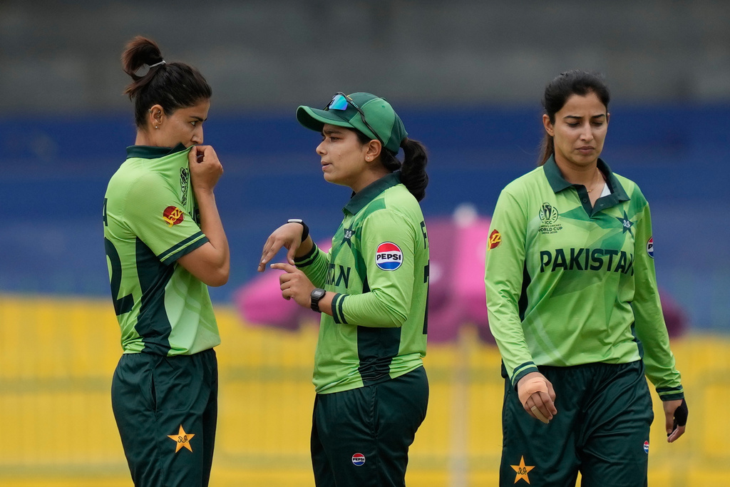 Pakistan's captain Fatima Sana, center, speaks to Pakistan's Diana Baig during the ICC Women's Cricket World Cup match between India and Pakistan at Premadasa Stadium in Colombo, Sri Lanka, Sunday, Oct, 5, 2025. (AP Photo/Eranga Jayawardena)