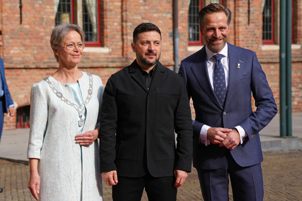 The The King's Commissioner of Zeeland Hugo de Jonge, right, and the Mayor of Middleburg Yvonne van Mastrigt, left, welcome Ukraine's President Volodymyr Zelenskyy for the International Four Freedoms Award ceremony in Middelburg, Netherlands, Thursday, April 16, 2026. (AP Photo/Peter Dejong)