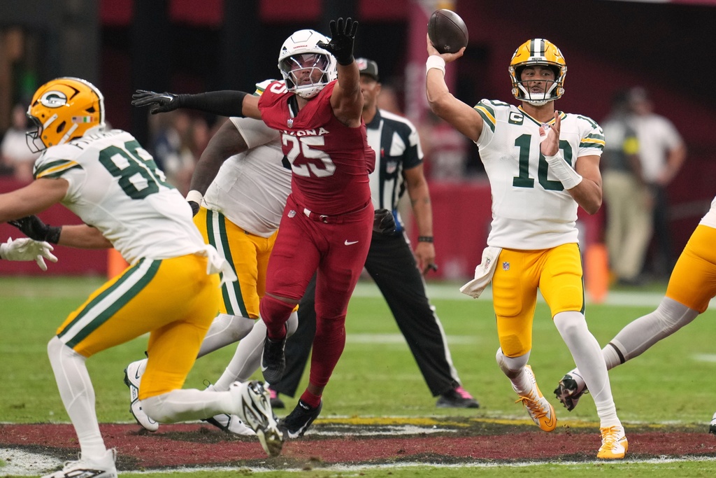 Green Bay Packers' Jordan Love throws during the second half of an NFL football game against the Arizona Cardinals Sunday, Oct. 19, 2025, in Glendale, Ariz. (AP Photo/Rick Scuteri)