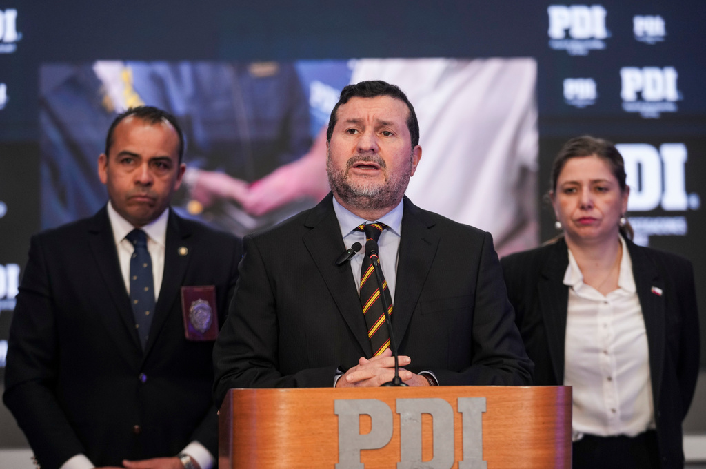 Chief Prosecutor Hector Barros, center, speaks during a press conference in Santiago, Chile, Friday, Aug. 28, 2026, regarding the suspected Tren de Aragua members Rafael Enrique Gámez Salas, known as “El Turko,” and Alfredo Camilo Carrillo Ortiz, known as “El Gocho,” who were extradited from the U.S. and Colombia. (AP Photo/Esteban Felix)