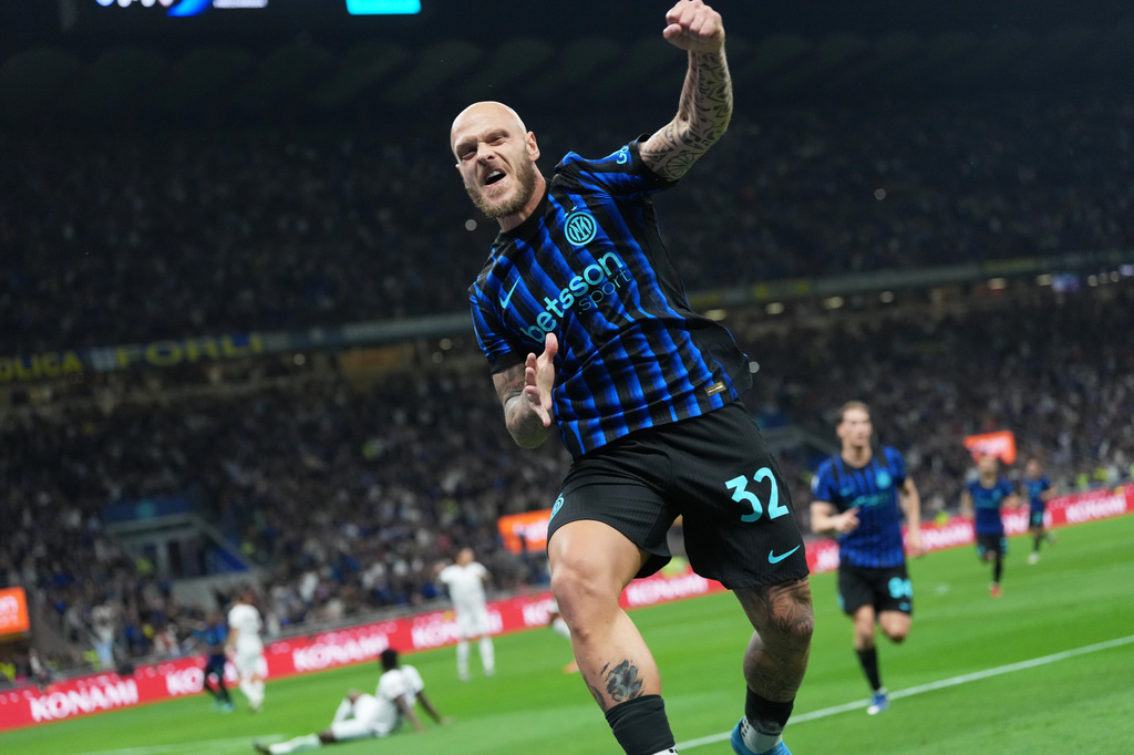 Inter Milan's Federico Dimarco celebrates after his teammate Marcus Thuram scored the opening goal during the Serie A soccer match between Inter Milan and Cagliari in Milan, Italy, Friday, April 17, 2026. (AP Photo/Luca Bruno)