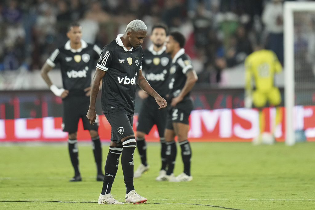 Players of Brazil's Botafogo react after losing to Ecuador's Liga Deportiva Universitaria in a Copa Libertadores round of sixteen second leg soccer match at Rodrigo Paz Delgado stadium in Quito, Ecuador, Thursday, Aug. 21, 2025. (AP Photo/Dolores Ochoa)