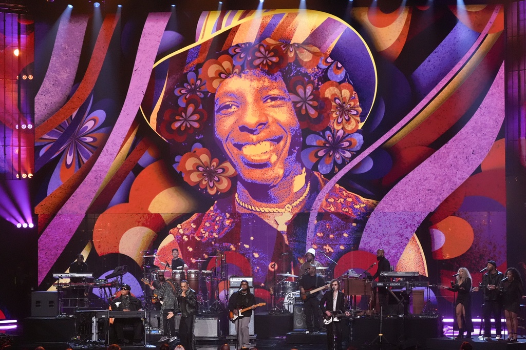 Stevie Wonder, from front left , Maxwell, Leon Thomas III and Beck perform A Sly and the Family Stone tribute during the 2025 Rock and Roll Hall of Fame Induction Ceremony on Saturday, Nov. 8, 2025, at L.A. Live in Los Angeles. (AP Photo/Chris Pizzello)