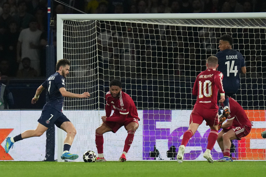 PSG's Khvicha Kvaratskhelia, left, scores his side's second goal during the Champions League quarterfinal first leg soccer match between Paris Saint-Germain and Liverpool in Paris, Wednesday, April 8, 2026. (AP Photo/Thibault Camus)