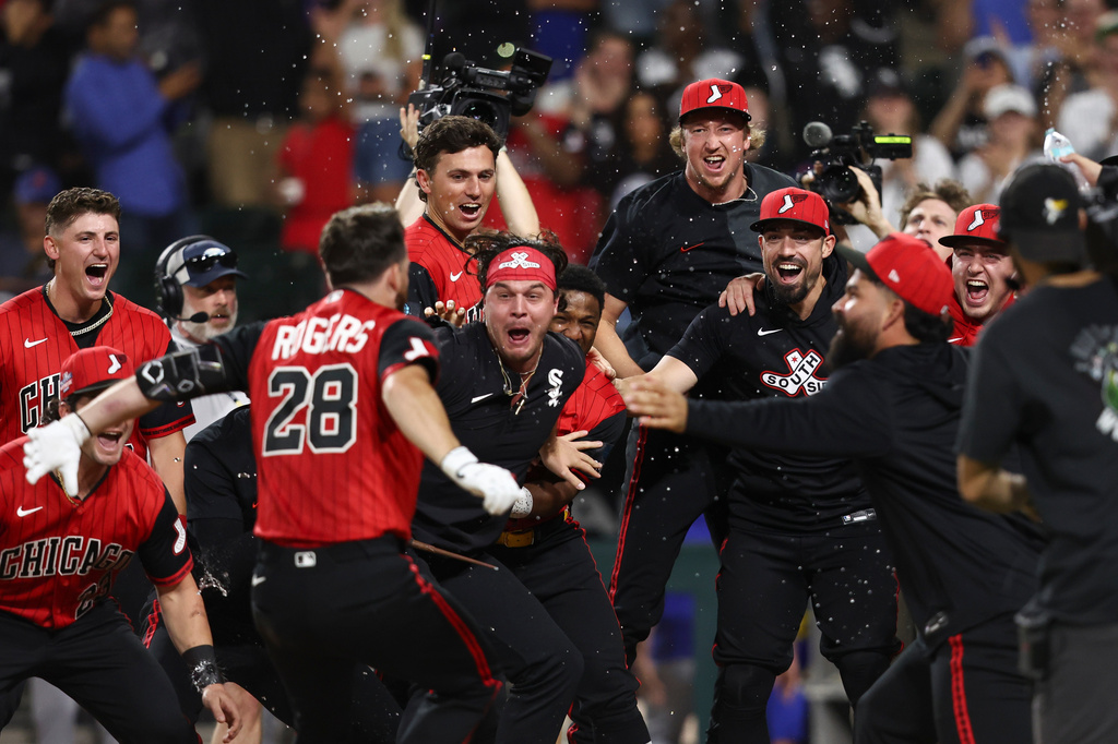 Chicago White Sox's Jake Rogers (28) celebrates with teammates after hitting a walk-off home run during the ninth inning of a baseball game against the New York Mets in Chicago, Friday, Aug. 21, 2026. (AP Photo/Jessie Alcheh)