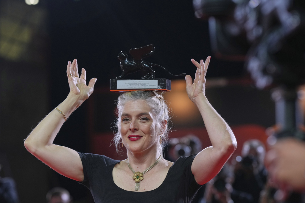 Valerie Donzelli, winner of the best screenplay award for 'A pied d'oeuvre', poses for photographers at the awards photo call during the 82nd edition of the Venice Film Festival in Venice, Italy, on Saturday, Sept. 6, 2025. (Photo by Alessandra Tarantino/Invision/AP)