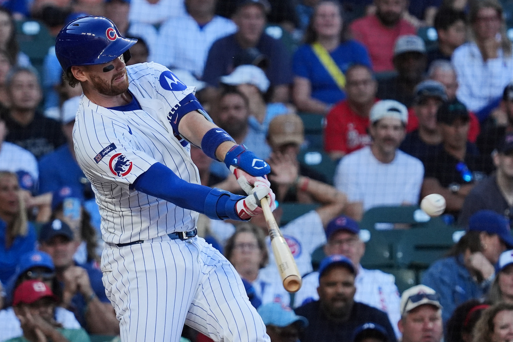 Chicago Cubs' Carson Kelly hits a two-run home run during the eighth inning of a baseball game against the Atlanta Braves in Chicago, Monday, Sept. 1, 2025. (AP Photo/Nam Y. Huh)
