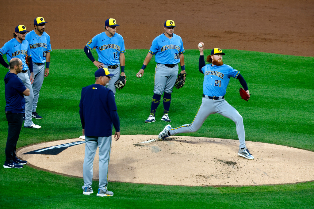 Milwaukee Brewers pitcher Dustin May (21) throws after being hit by a batted ball during the first inning of a baseball game against the New York Mets, Wednesday, Aug. 26, 2026, in New York. (AP Photo/Noah K. Murray)