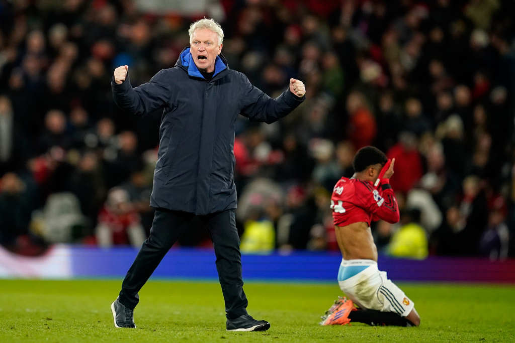 Everton's head coach David Moyes celebrates after the English Premier League soccer match between Manchester United and Everton in Manchester, England, Monday, Nov. 24, 2025. (AP Photo/Dave Thompson)